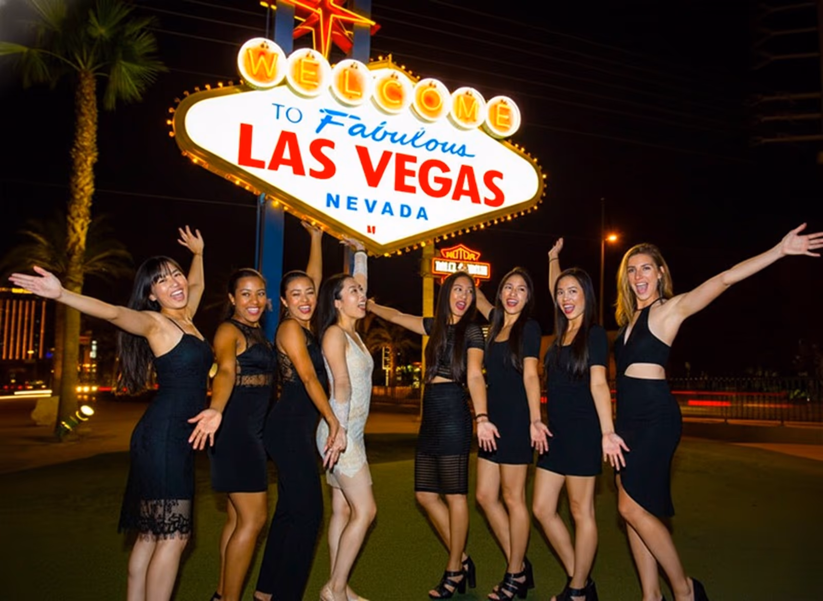 Couple at the famous Las Vegas Welcome Sign photo shoot — golden hour