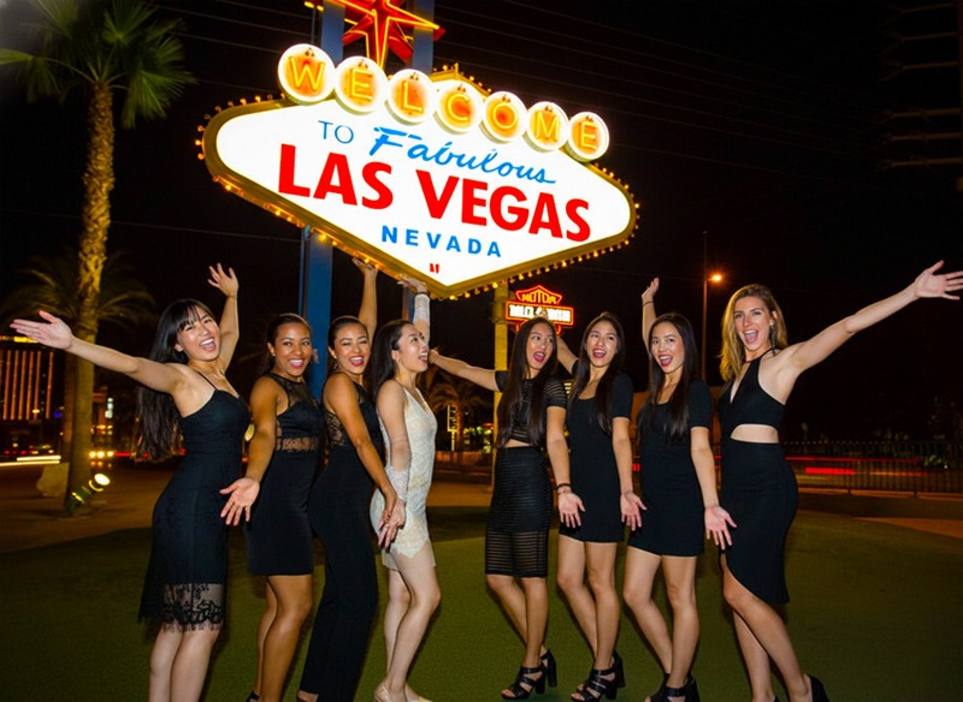 Couple at the famous Las Vegas Welcome Sign photo shoot — golden hour